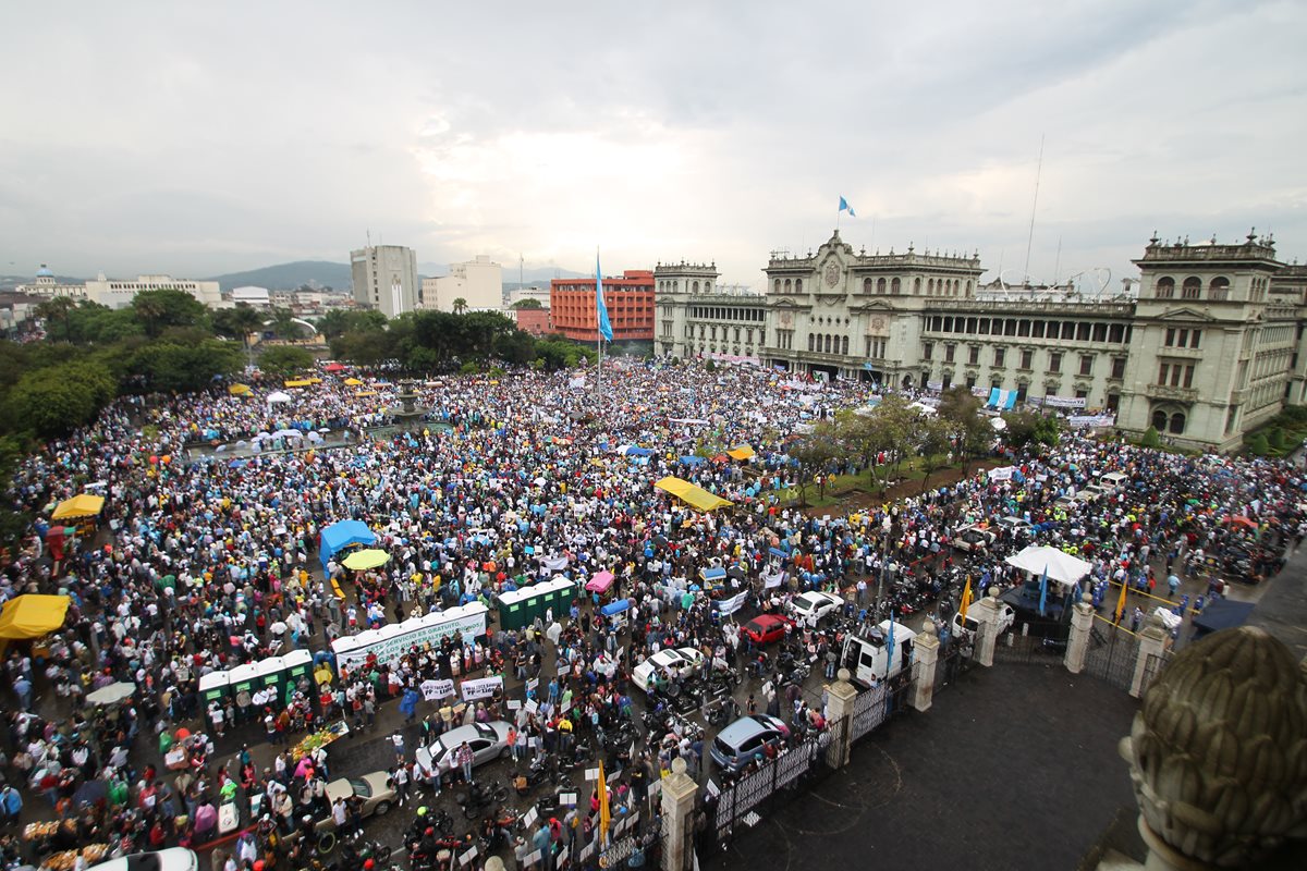 Segunda manifestación en contra de la corrupción en el gobierno de Otto Pérez Molina. (Foto Prensa Libre: Hemeroteca PL)