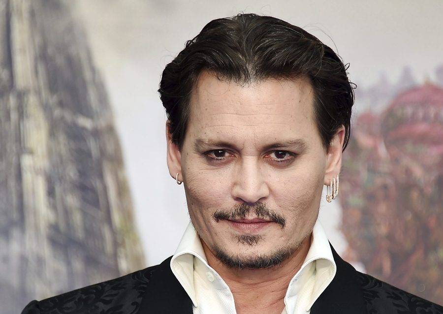 El actor Johnny Depp vuelve a borrar de su piel un tatuaje dedicado a uno de sus grandes amores. (Foto Prensa Libre: EFE)