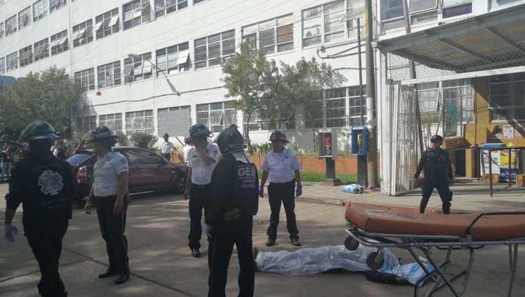 Dos cuerpos quedaron tendidos afuera de la emergencia del hospital, frente a la farmacia. (Foto Prensa Libre: Estuardo Paredes)
