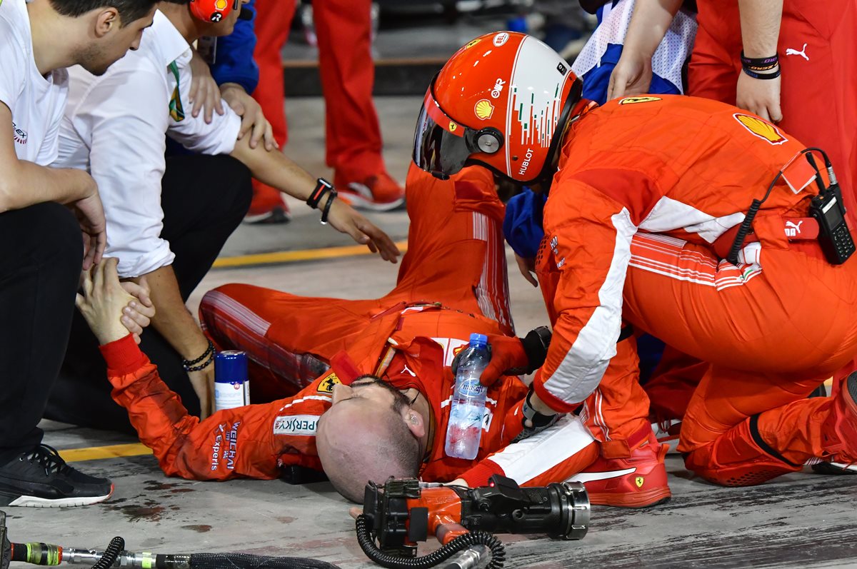 Un mecánico de Ferrari fue atropellado por el piloto finlandés Kimmi Raikkonen. (Foto Prensa Libre: AFP)