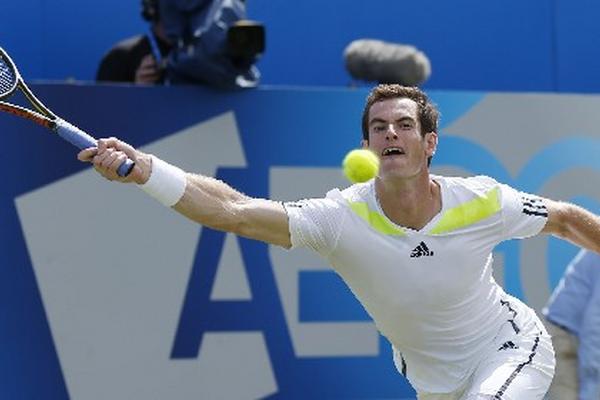El británico Andy Murray gana en Londres, en torneo de preparación para Wimbledon. (Foto Prensa Libre: AP)