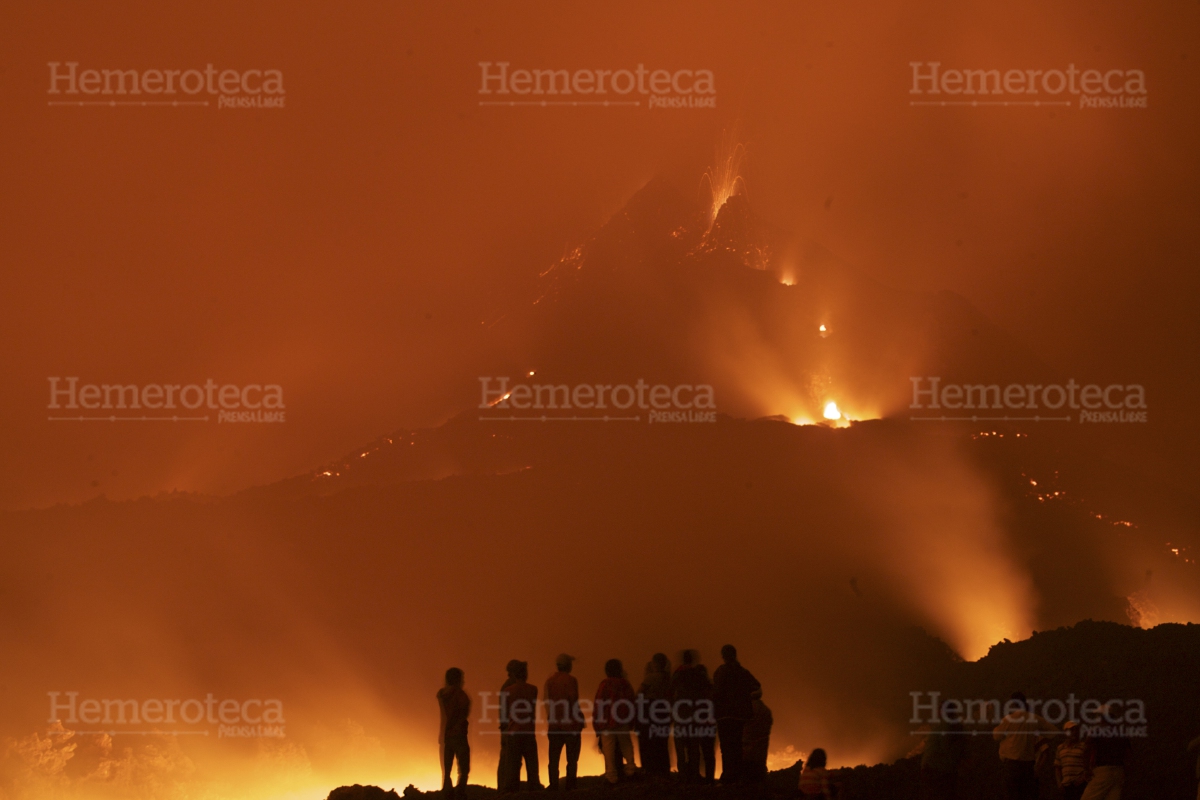 Vista de la erupción en las cercanías del crater del Volcán Pacaya.