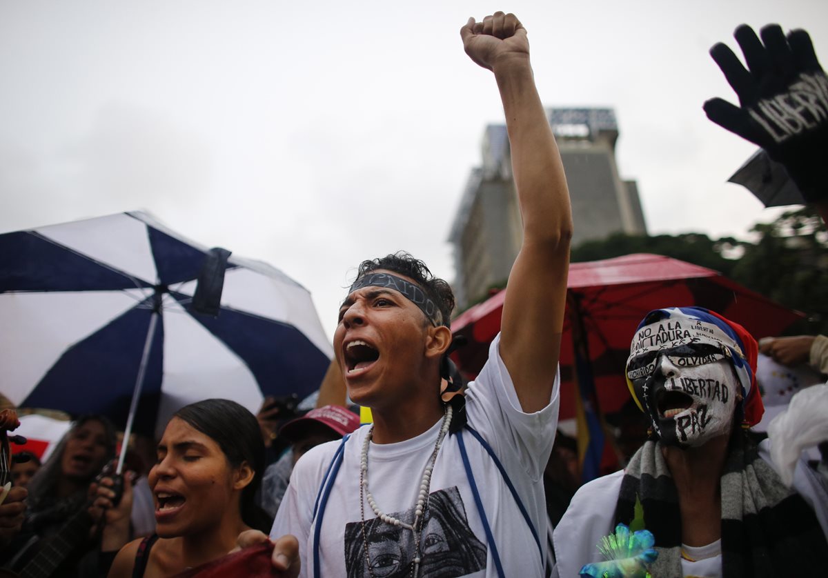 Opositores asiste a una vigilia para honrar a 96 personas asesinadas durante tres meses de protestas.(AP).