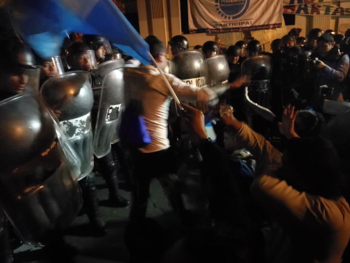 Algunos manifestantes pedían que no hubiera enfrentamiento entre policía y manifestantes.