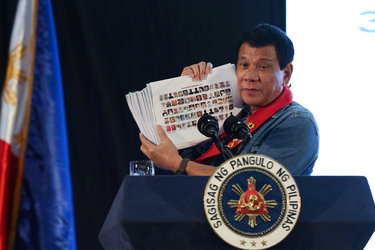 Duterte muestra fotografías de funcionarios y policías involucrados en el narcotráfico. (EFE).