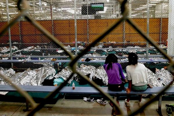 Gran cantidad de menores de Centroamérica se encuentran detenidos en centros de Nogales, Arizona, Estados Unidos. (Foto Prensa Libre: AP)