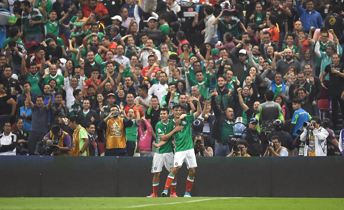 Así festejaron los jugadores mexicanos en el estadio Azteca. (Foto Prensa Libre: AFP)