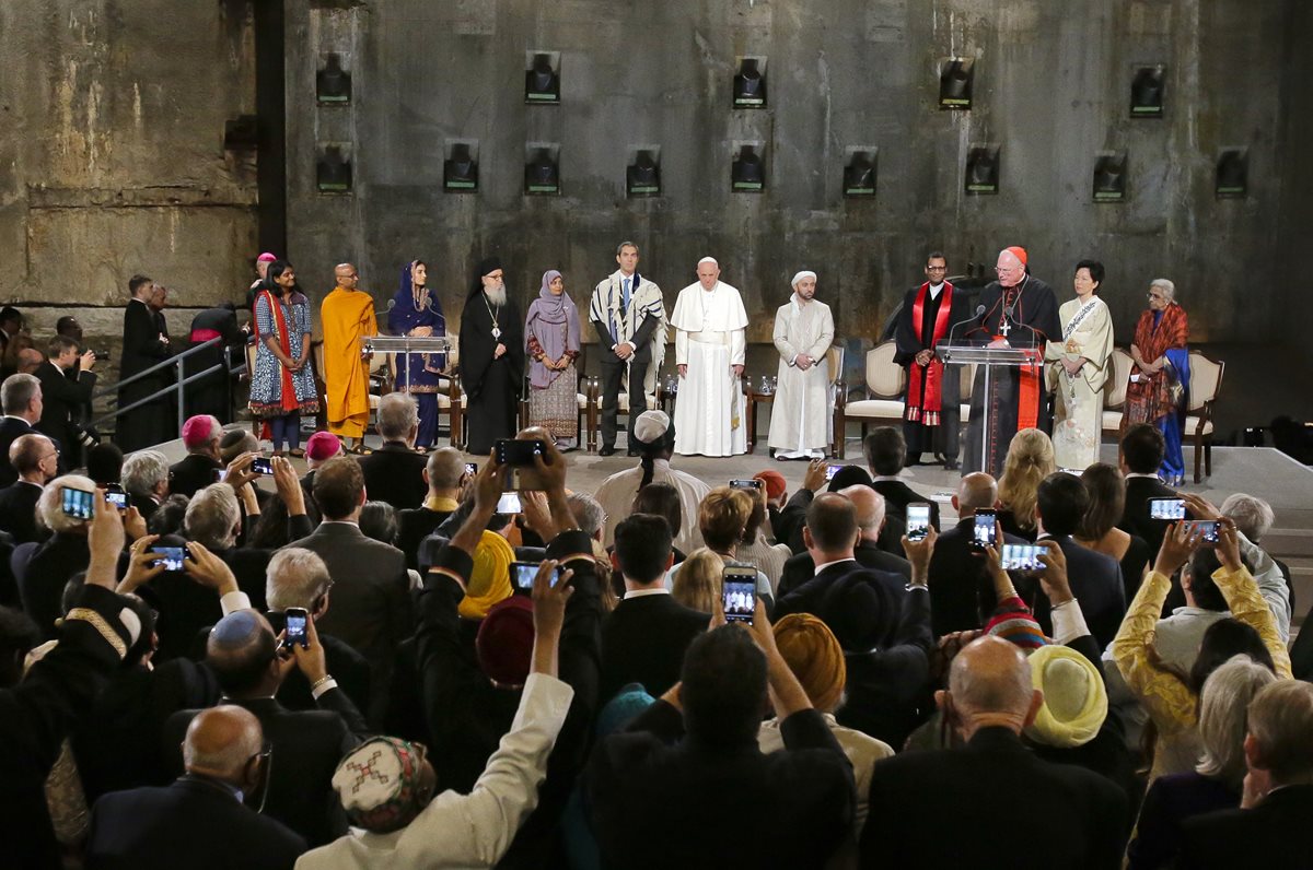 El Papa junto a líderes de otras religiones en la Zona Cero, el lugar de los atentados terroristas del 2001, donde oró por las víctimas. (Foto Prensa Libre: AP).