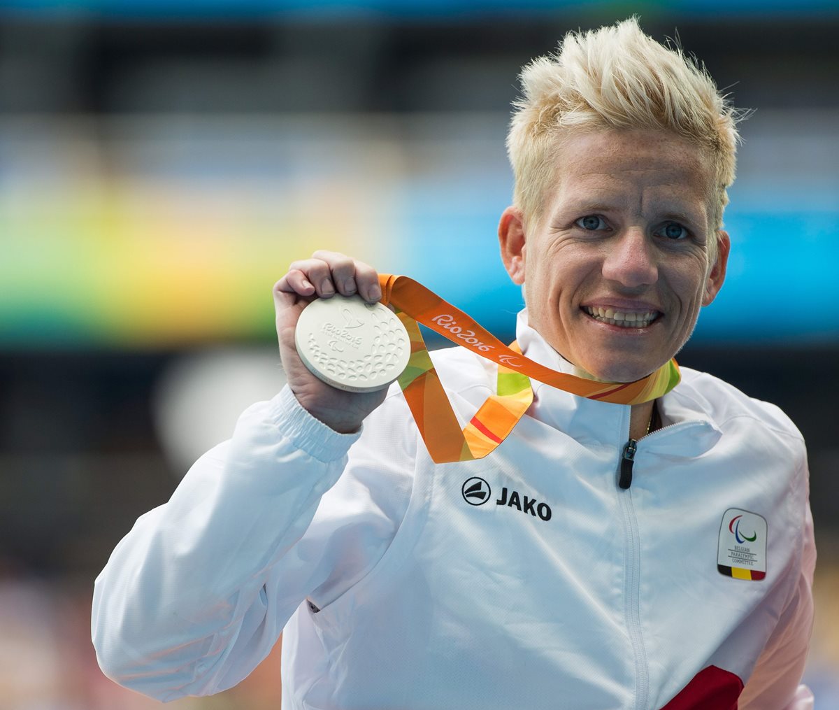 Marieke Vervoort muestra con alegría su medalla de plata. (Foto Prensa Libre: AFP)