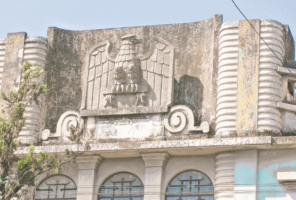 Esta águila fue colocada en honor a la propietaria de esta vivienda, de origen mexicano. (Foto: Hemeroteca PL)