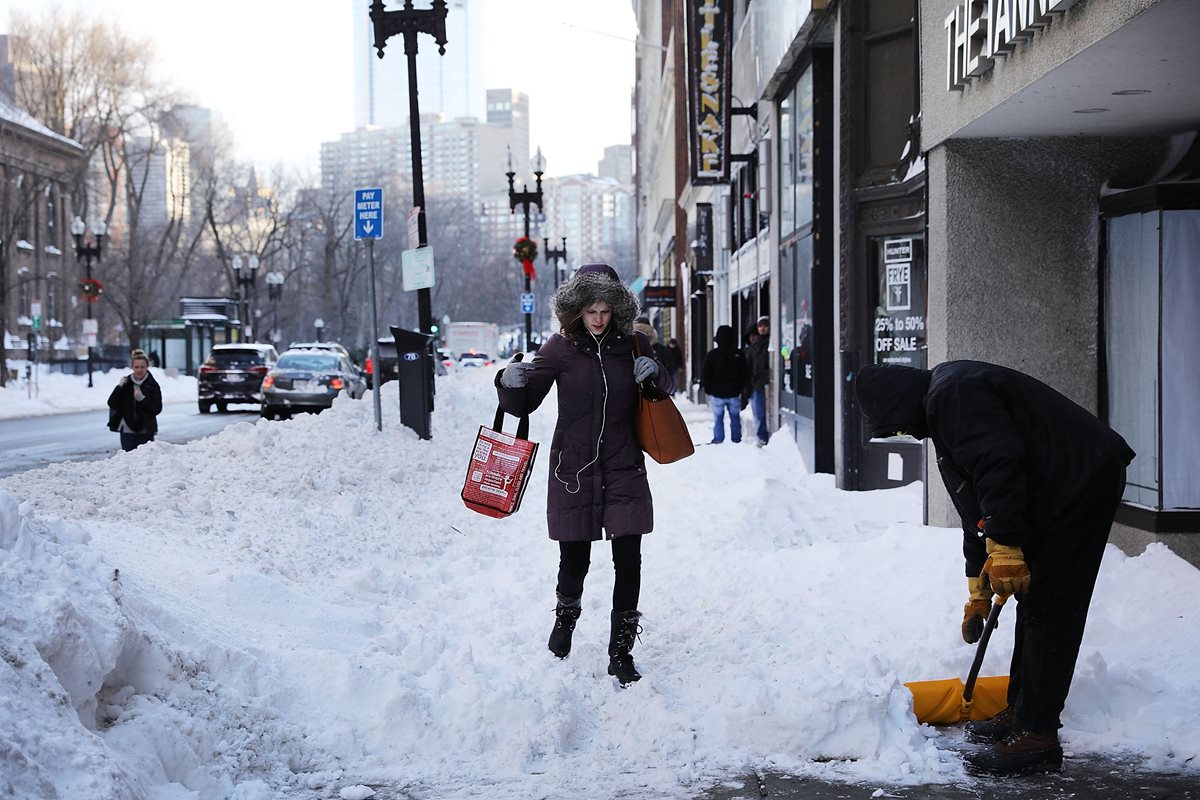 Las personas caminan sobre la nieve después de la tormenta invernal en Boston, Massachusetts.(Foto Prensa Libre;AFP).