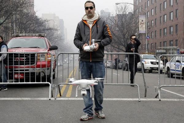 Brian Wilson muestra como pilotear un dron en las calles de Nueva York. (Foto Prensa Libre: AP)