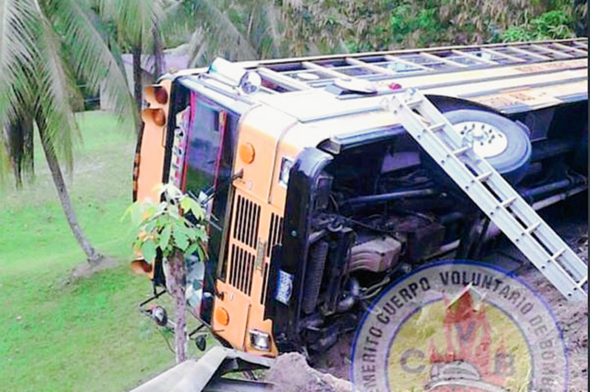 En el autobús  viajaban 48 salvadoreños, quienes salieron ilesos. (Foto Prensa Libre: CVB)