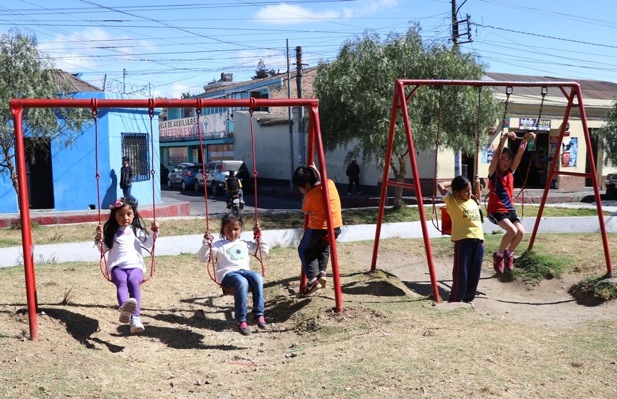 Niñas hace uso de los juegos en el parque El Calvario. (Foto Prensa Libre: María José Longo)