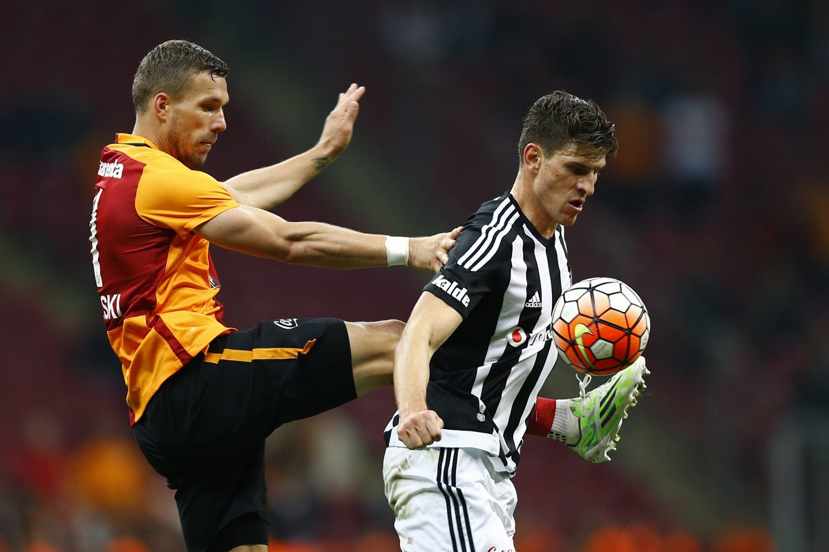 El alemán Lukas Podolski aportó el gol que le permitió al Galatasaray el título en el torneo de Copa. (Foto Prensa Libre: AFP)