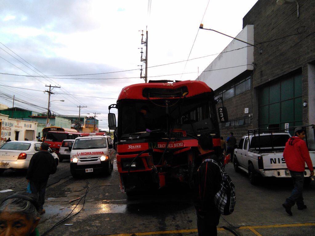 Supuestos extorsionistas disparan contra bus de la ruta 77. El piloto y dos pasajeros resultaron heridos de bala, informaron los Bomberos Voluntarios. (Foto Prensa Libre: Bomberos Voluntarios)