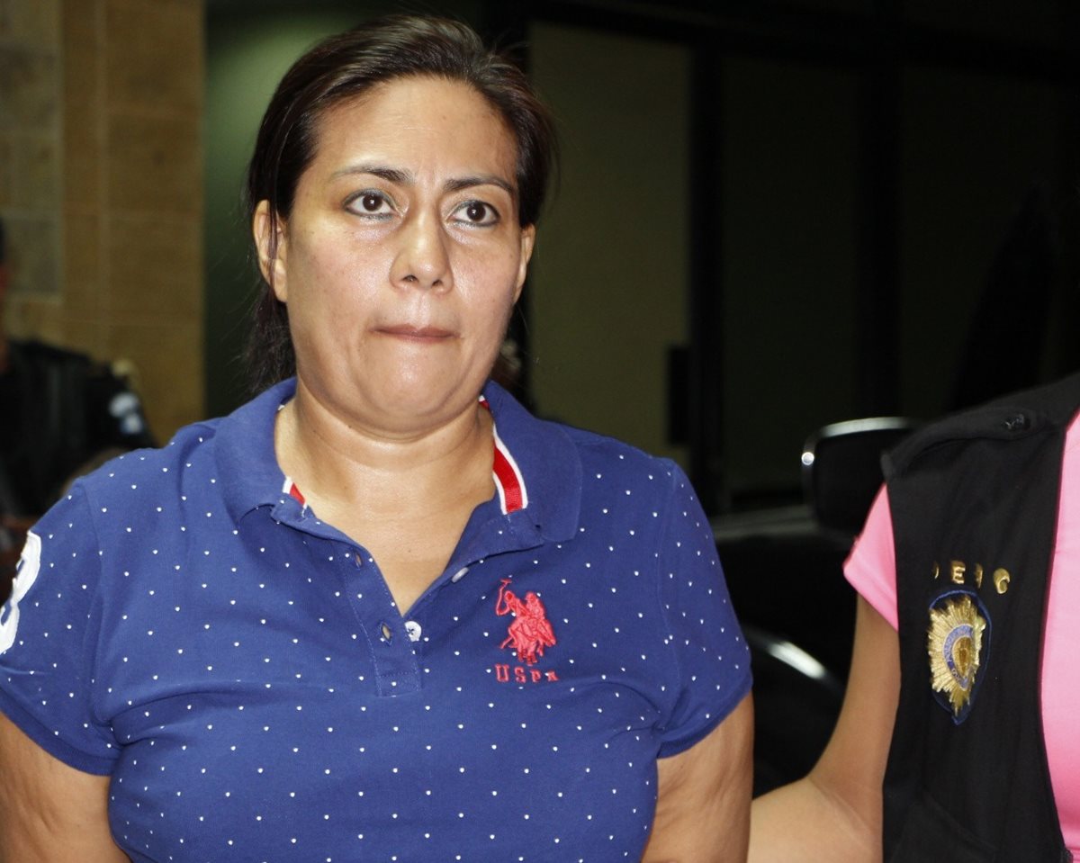 Servia Benavent Guzmán Cuellar, esposa de Francisco Morales, alias Chico Dólar, es aprehendida en Jutiapa. (Foto Prensa Libre: PNC)
