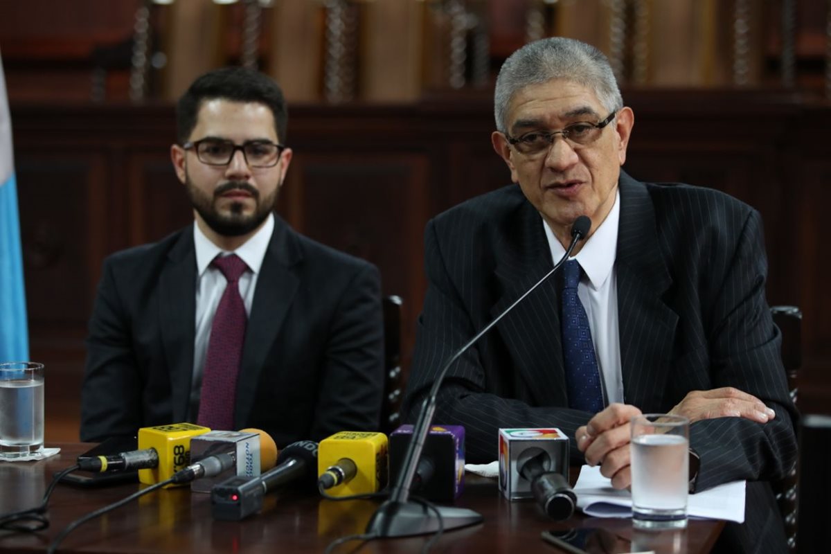 Santiago Palomo, vocero de la CC, y Martín Guzmán, secretario, durante la conferencia de prensa. (Foto Prensa Libre: Paulo Raquec).