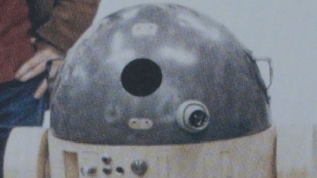 La parte superior de los viejos R2-D2 está hecha con una lámpara.