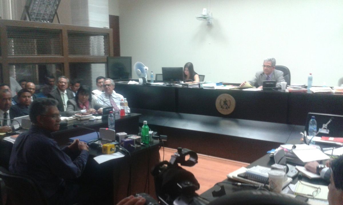 El juez Gálvez escucha la declaración de Carlos Muñoz. (Foto Prensa Libre: Jerson Ramos)