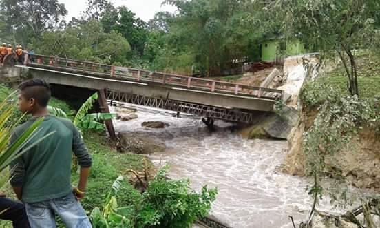 Puente de la comunidad El Arroyito, en Melchor de Mencos, colapsa luego de varias horas de lluvia. (Foto Prensa Libre: Rigoberto Escobar)