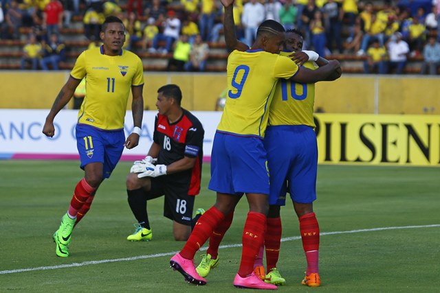 Miller Bolaños (d), celebra junto a Antonio Valencia (c) y Fidel Martinez (i) por el primer gol anotado a la selección de Honduras. (Foto Prensa Libre: EFE)