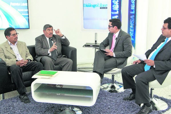 El economista Carlos Martínez y el contralor general, Carlos Mencos, conversan con los periodistas Ben Kei Chin y Manuel Hernández. (Foto Prensa Libre: Edwin Bercían)