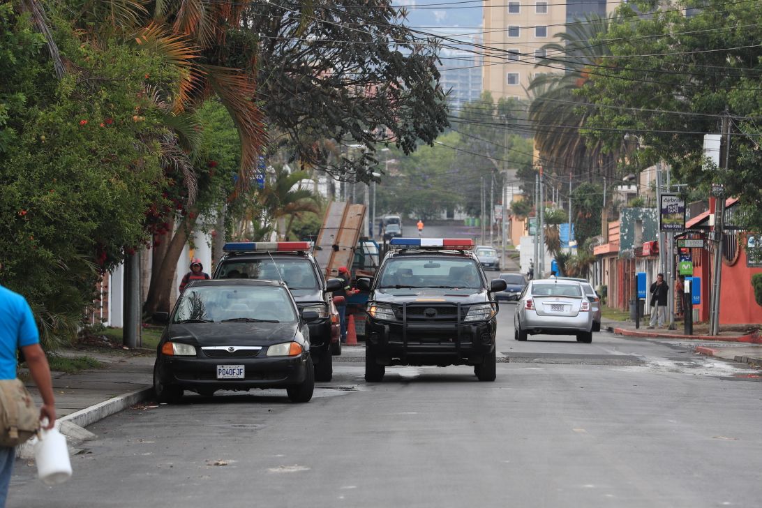 La Policía Nacional Civil resguarda los alrededores del anexo del Hogar Seguro. (Foto Prensa Libre: Estuardo Paredes)
