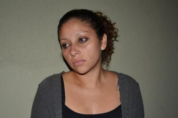 Yessenia Michel Mejía Ruiz, de 22 años, sindicada de la muerte de su hermano fue capturada y llevada a la cárcel de Jalapa. (Foto Prensa Libre: Hugo Oliva)