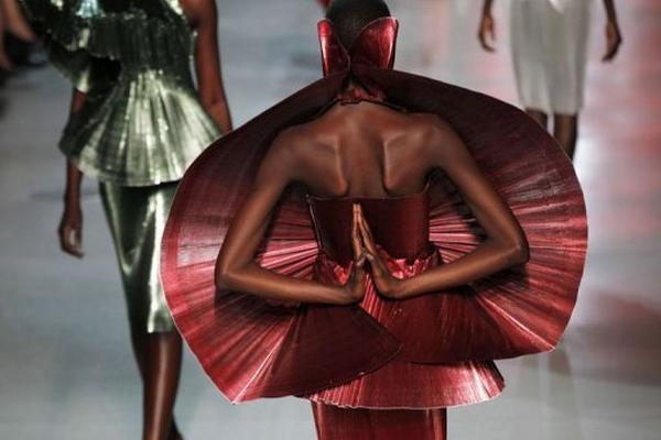 La alta costura y el vestuario escénico "están hechos para ser desmesurados, exagerados, oníricos", dice el diseñador (Foto Prensa Libre: AFP)