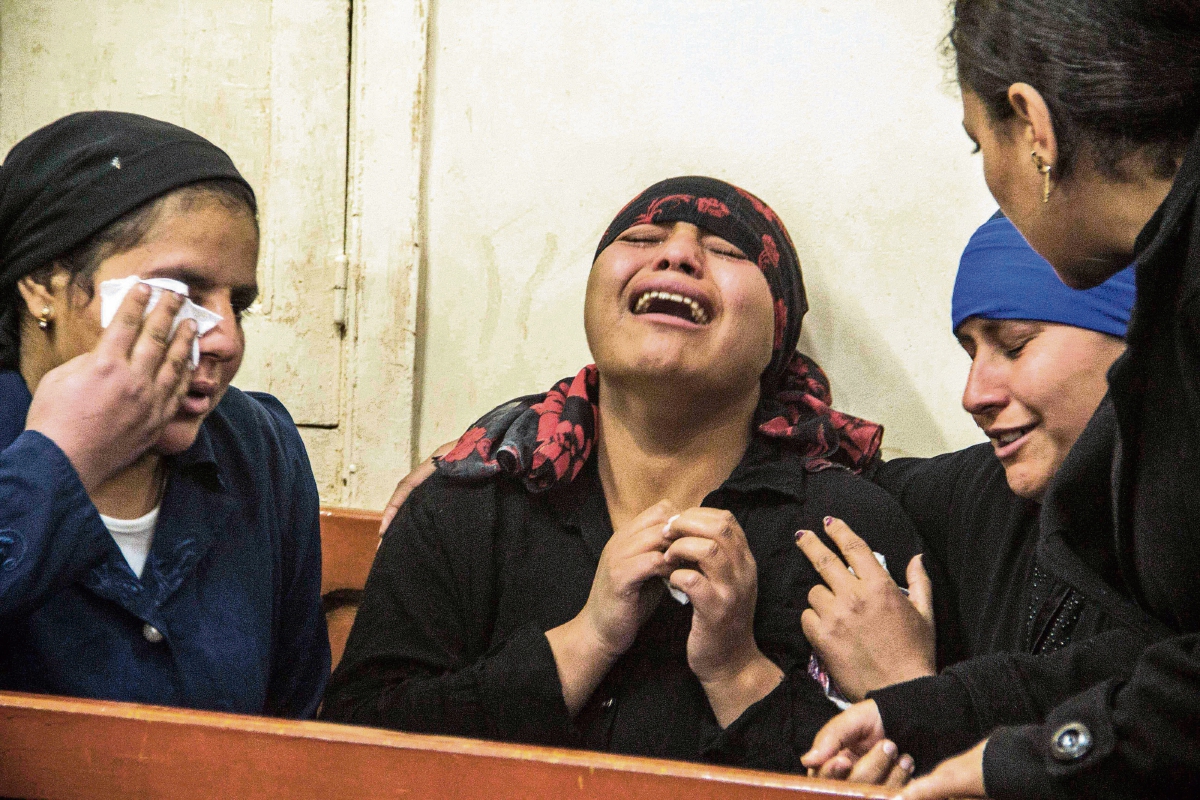 Varias mujeres lloran durante el funeral de uno de los coptos egipcios decapitados el fin de semana en Trípoli por el yihadista grupo Estado Islámico (EI).