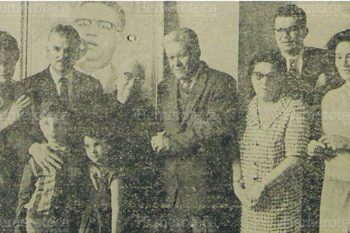 Julio César Méndez Montenegro, candidato del PR, junto a familiares, esperando el resultado de las Elecciones de 1966. Foto: Hemeroteca PL