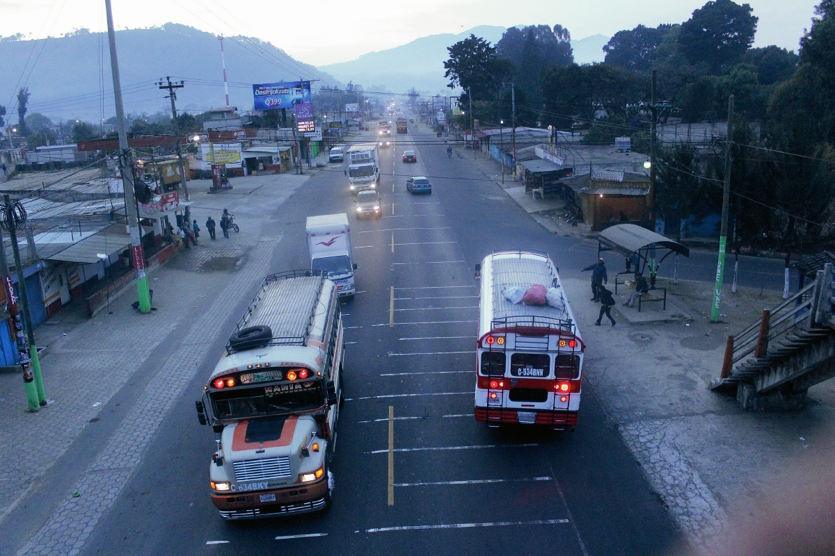 En el  km 51.2 de la ruta Interamericana, El Tejar, Chimaltenango, resultó herido un guardia de seguridad privada. (Foto Prensa Libre: Víctor Chamalé)