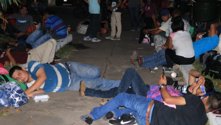 Los migrantes salvadoreños descansan en el parque de Ciudad Pedro de Alvarado, Jutiapa. Asegura que ingresaron a Guatemala de forma legal. (Foto Prensa Libre: Enrique Paredes)