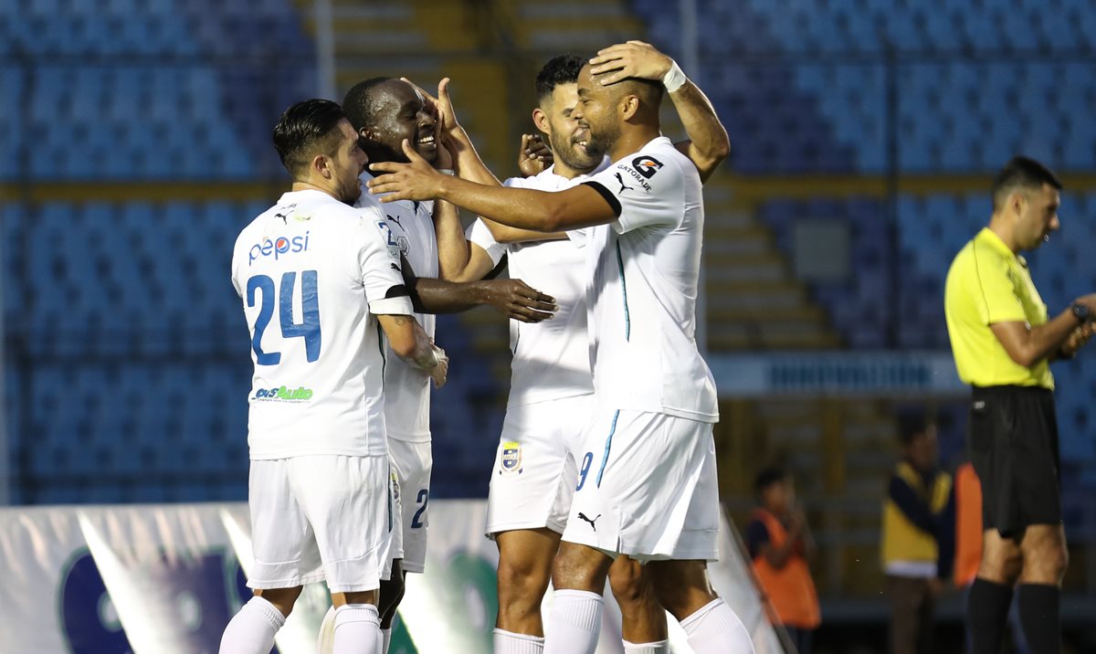 Así festejaron los jugadores cremas ante Xelajú MC. (Foto Prensa Libre: Edwin Fajardo)