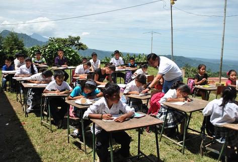 estudiantes del   Caserío El Quetzal, en   San Pablo, San Marcos, reciben clases a la intemperie (Foto Prensa Libre)