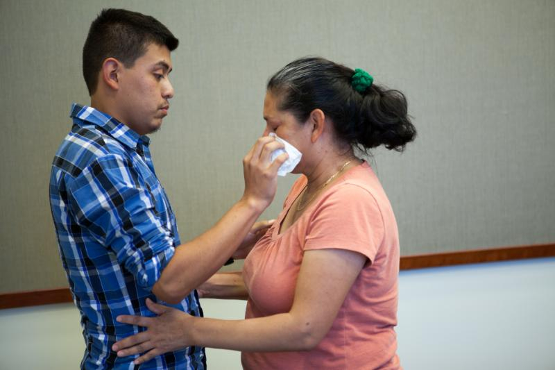 Steve Hernández seca las lágrimas de su madre María Mancia después de 21 años de no verse. (Foto Prensa Libre: AP).