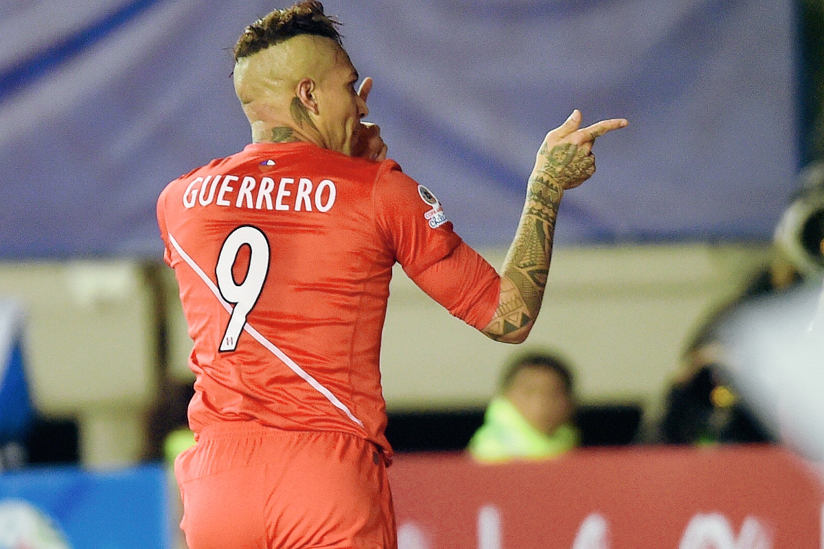 Guerrero fue la figura del equipo peruano este jueves ante Bolivia. (Foto Prensa Libre: AFP)