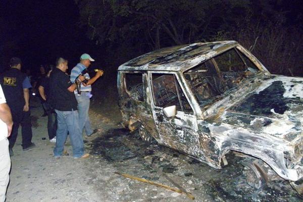 Se presume que la víctima fue ahorcada antes de incendiar el vehículo. (Foto Prensa Libre: Julio Vargas)
