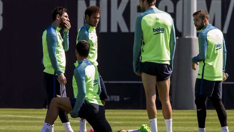El brasileño Neymar, captado junto a sus compañeros durante el entrenamiento de este lunes en Barcelona. (Foto Prensa Libre: EFE).