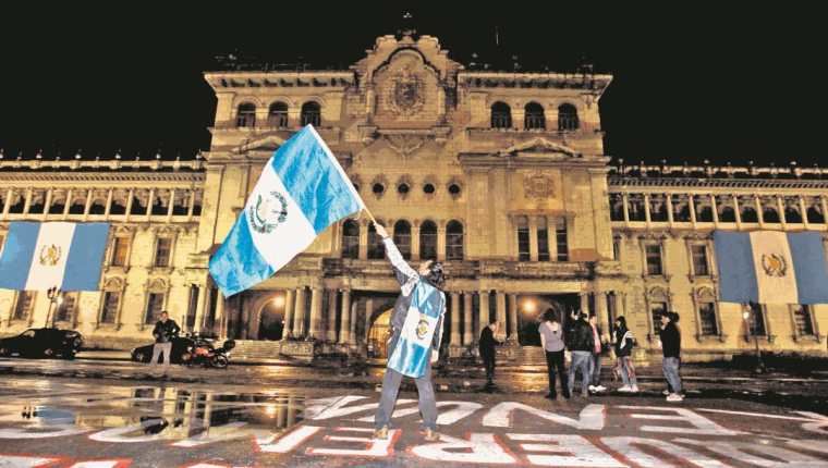 Guatemaltecos comienzan a reunirse en la Plaza de la Constitución, la madrugada del 3 de septiembre de 2015, para celebrar la renuncia de Otto Pérez Molina como presidente. (Foto Prensa Libre: HemerotecaPL)