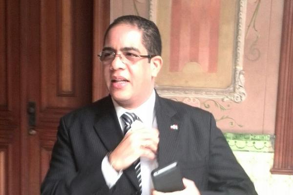 Embajador de República Dominicana ofrece apoyo técnico al TSE para las elecciones. (Foto Prensa Libre: M. Hernández)