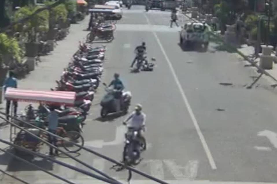 Peatón es arrollado por un motorista en Chiquimula, a pocos metros de un autopatrulla de la PMT. (Foto Prensa Libre: PMT Chiquimula)