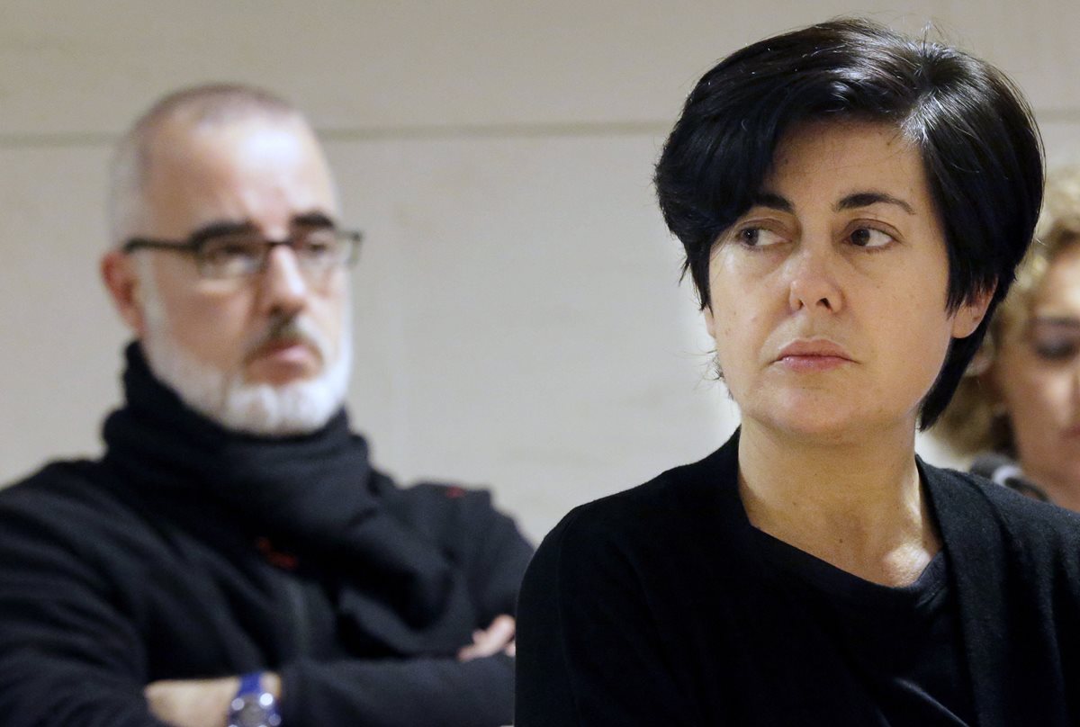La abogada Rosario Porto (derecha) y el periodista Alfonso Basterra (izquierda), principales sospechosos de la muerte de Asunta, durante una de las sesiones del juicio. (Foto Prensa Libre: EFE).