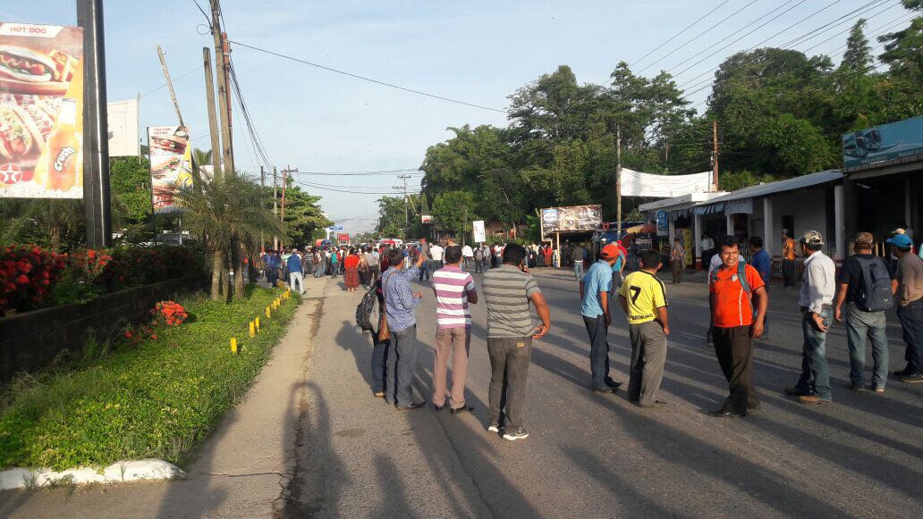 Maestros de Alta Verapaz acuerpan la protesta en La Ruidosa, Puerto Barrios, Izabal. (Foto Prensa Libre: Eduardo Sam)