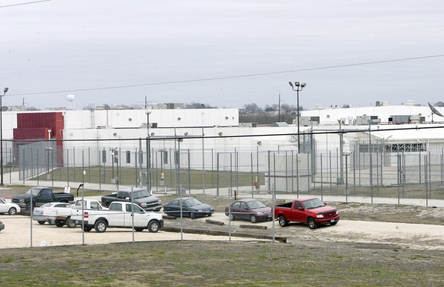 Vista exterior de la prisión T. Don Hutton, en Texas, donde más de 500 mujeres que fueron separadas de sus hijos se encuentran. (Foto Prensa Libre: Hemeroteca PL)