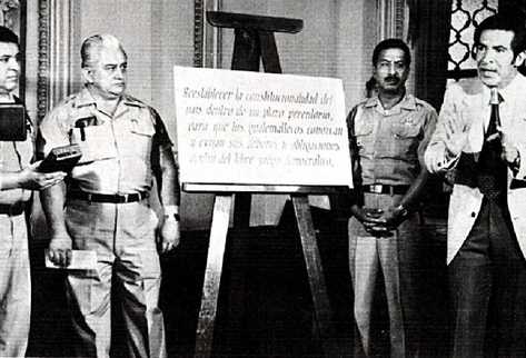 El general retirado Efraín Ríos Montt, junto a otros militares, cuando fungía como jefe de Estado de facto, entre el 23 marzo de 1982 y el 8 agosto de 1983.