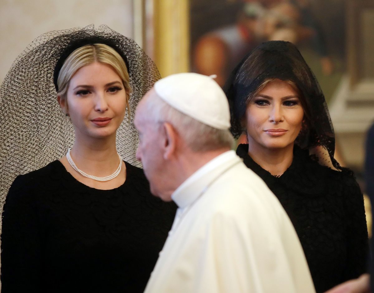 Ivanka y Melania Trump observan al papa Francisco durante su vista al Vaticano. (Foto Prensa Libre: AFP)