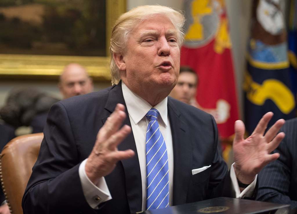 El presidente de Estados Unidos, Donald Trump, prometió reducir las regulaciones a las grandes empresas. (Foto Prensa Libre: AFP)