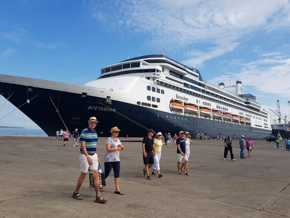 Turistas llegaron en el buque MS Rotterdam a la terminal de cruceros en Izabal. (Foto, Prensa Libre: Dony Stewart).